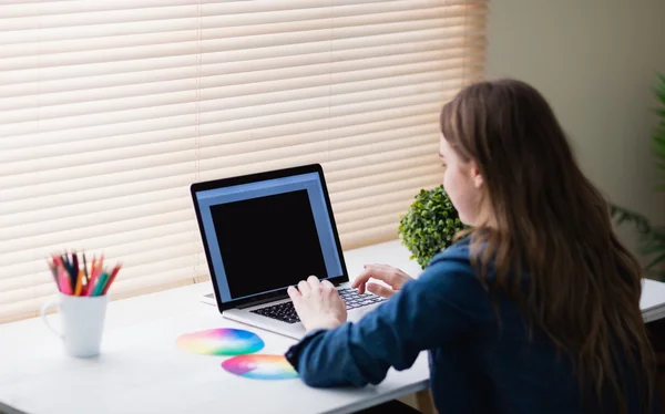 Vista trasera de la mujer de negocios hipster utilizando el ordenador portátil —  Fotos de Stock