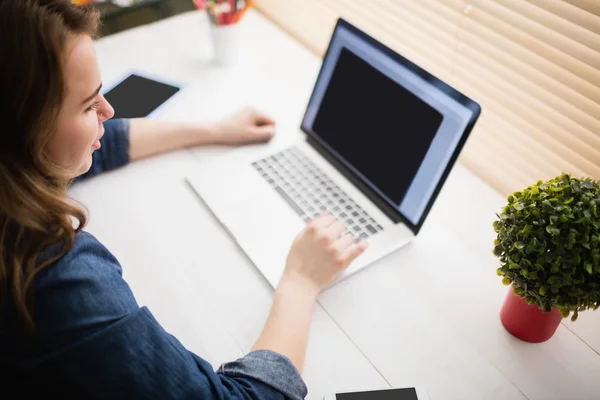 Hipster zakenvrouw met behulp van haar laptop — Stockfoto