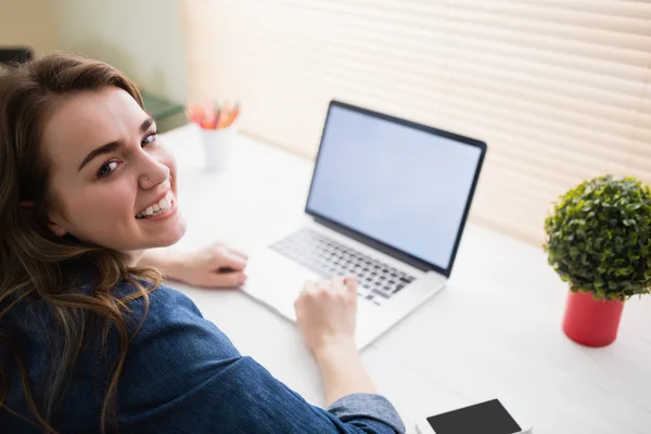 Hipster businesswoman using her laptop — Stock Photo, Image