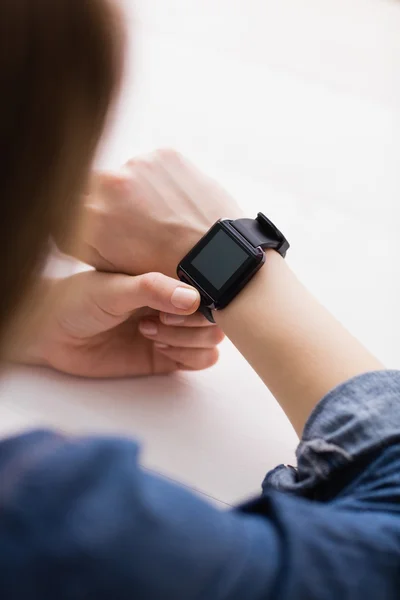 Mujer de negocios usando su reloj inteligente —  Fotos de Stock