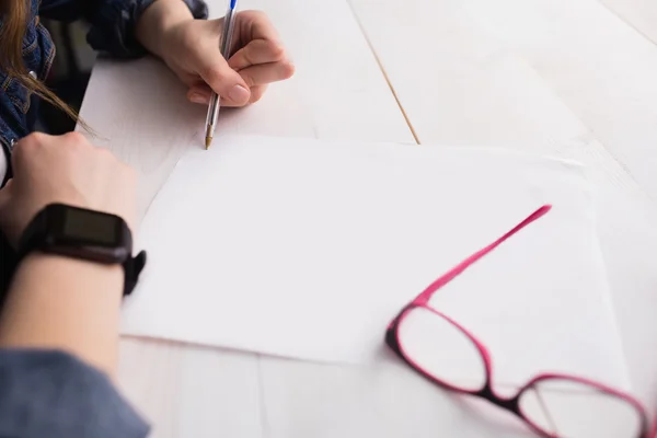 Femme d'affaires écrivant sur une feuille de papier — Photo