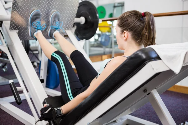 Fit brunette doen oefeningen voor de benen — Stockfoto