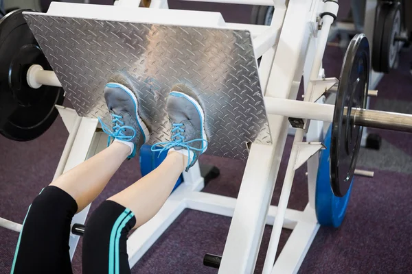 Fit vrouw doen oefeningen voor de benen — Stockfoto