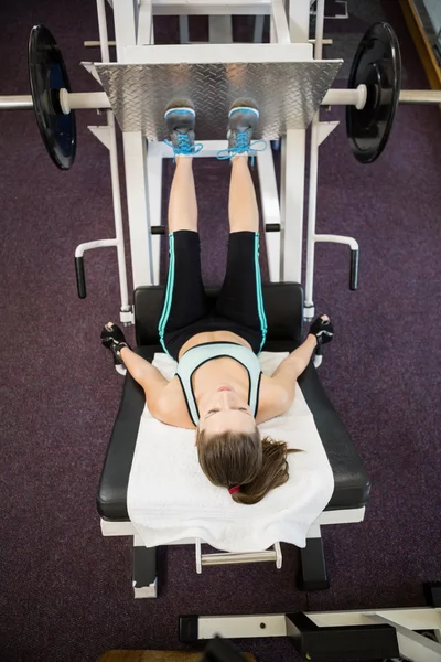 Fit brunette doen oefeningen voor de benen — Stockfoto