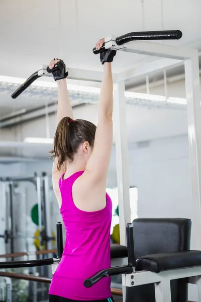 Donna in forma facendo tirare su — Foto Stock