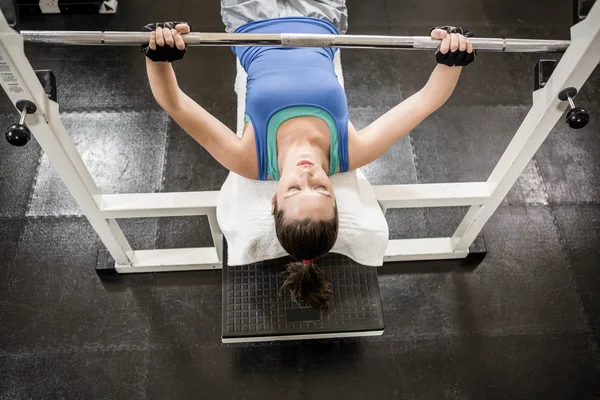 Fit vrouw opheffing van de halter op Bank — Stockfoto