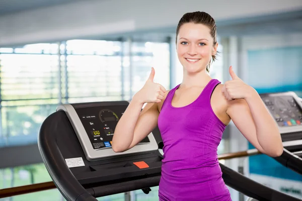 Morena sonriente con pulgares arriba — Foto de Stock