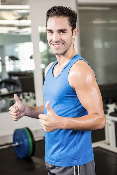 Bonito homem mostrando polegares para cima — Fotografia de Stock