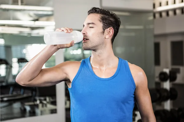 Bonito homem bebendo água — Fotografia de Stock