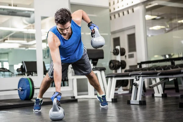 Homem muscular exercitando com kettlebells — Fotografia de Stock