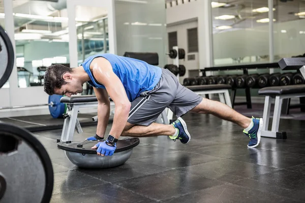 Hombre musculoso haciendo ejercicio con Bosu Ball — Foto de Stock