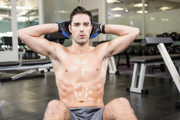 Shirtless man doing sitting up — Stock Photo, Image