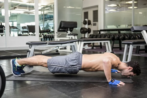 Shirtless man doet push up — Stockfoto