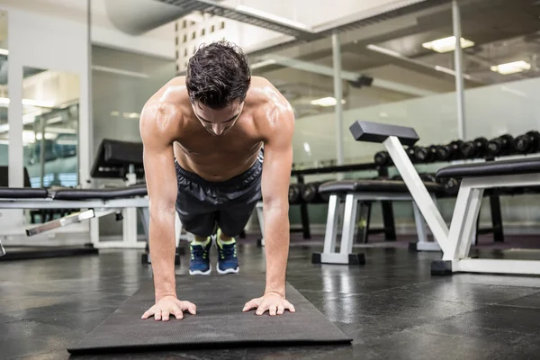 Hombre sin camisa haciendo empujar hacia arriba — Foto de Stock