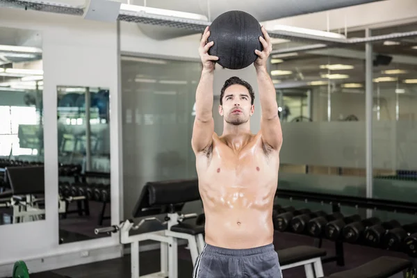 Gömleksiz adam sağlık topu ile egzersiz — Stok fotoğraf