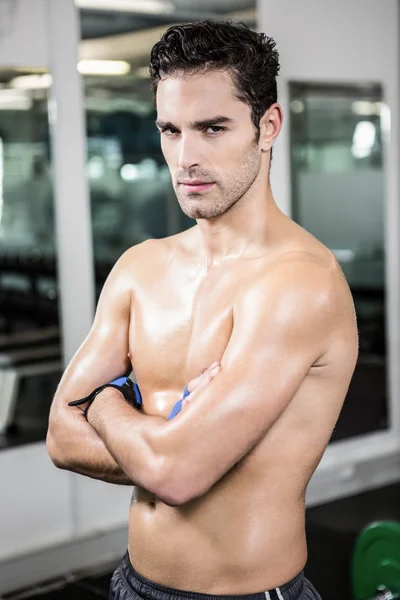 Un hombre serio sin camisa con los brazos cruzados — Foto de Stock