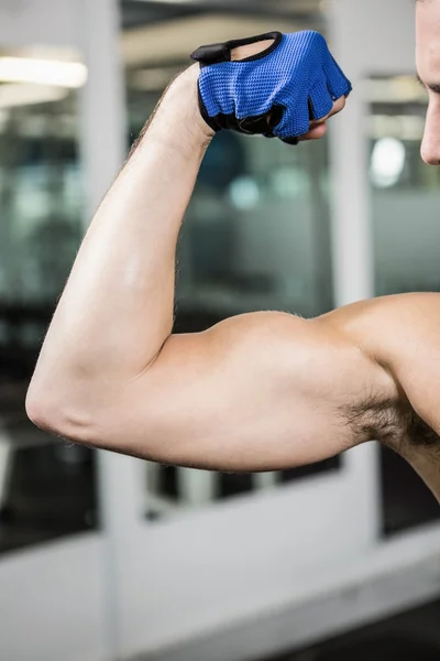 Homem muscular mostrando bíceps — Fotografia de Stock