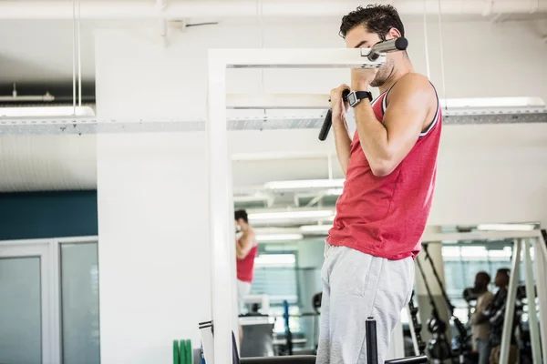 Gespierde man doen van pull up — Stockfoto