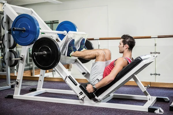 Homem muscular fazendo exercício para pernas — Fotografia de Stock