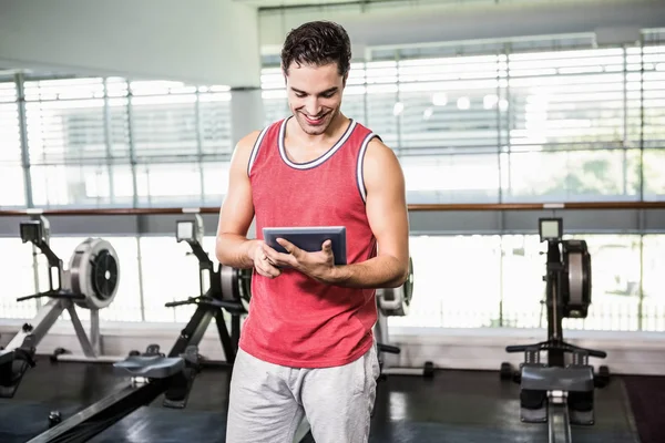 Glimlachende man met Tablet PC — Stockfoto