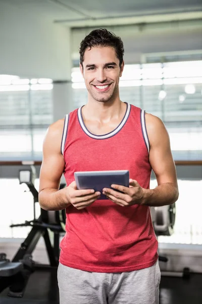 Glimlachende man met Tablet PC — Stockfoto