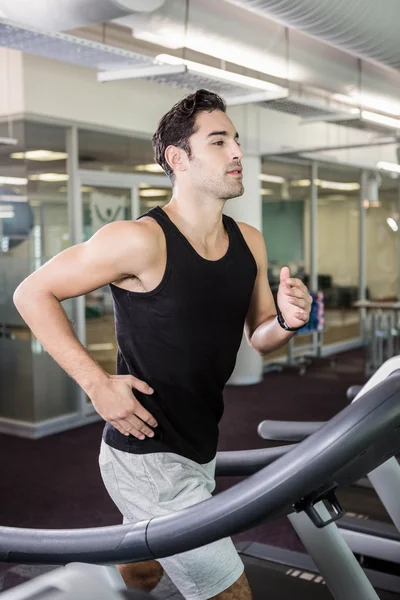 Hombre en forma corriendo en la cinta de correr — Foto de Stock