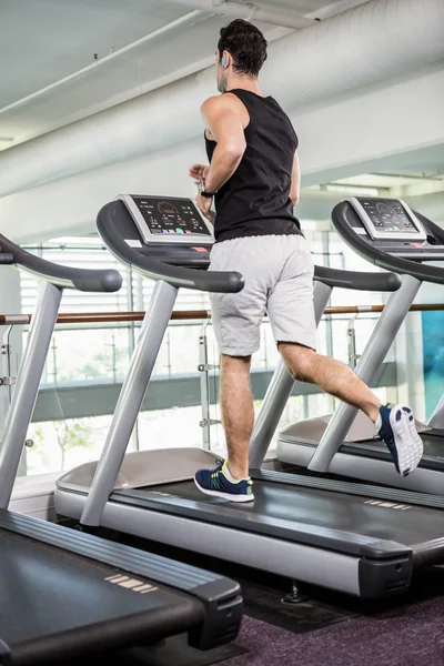 Hombre en forma corriendo en la cinta de correr — Foto de Stock