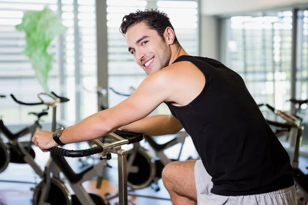 Homme souriant en vélo d'appartement — Photo