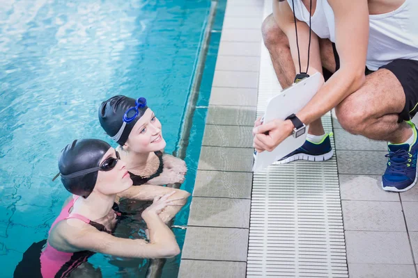 Nuotatori sorridenti guardando appunti — Foto Stock
