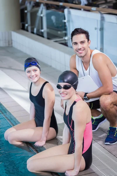 Trener i pływaków uśmiechając się do kamery — Zdjęcie stockowe