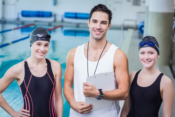 Portret van glimlachen trainer en zwemmers — Stockfoto