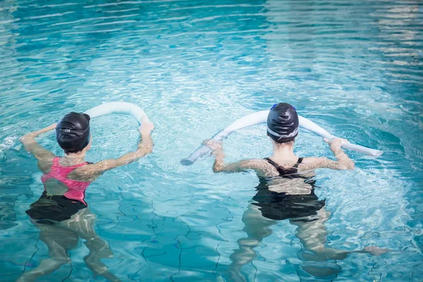 Γυναίκες στην πισίνα με τα αφρώδη ρολά — Φωτογραφία Αρχείου