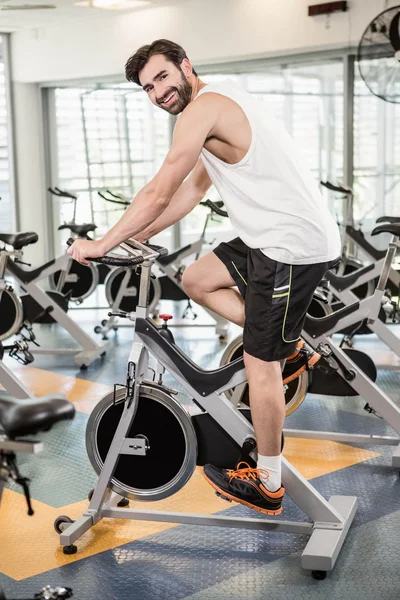 Apto homem usando bicicleta de exercício — Fotografia de Stock