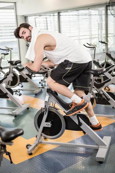 Apto homem usando bicicleta de exercício — Fotografia de Stock