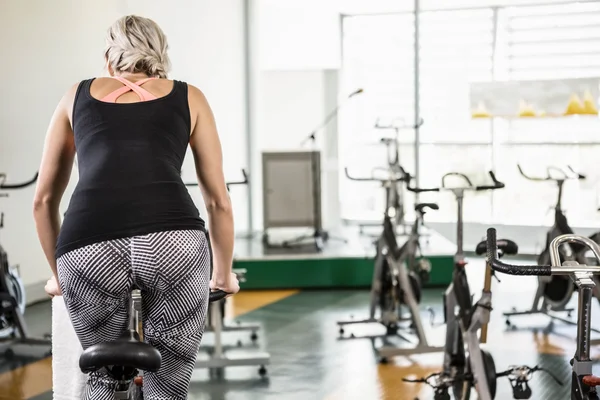 Ajuste mujer en bicicleta estática — Foto de Stock