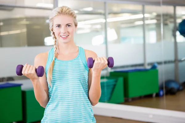 Fit woman lifting dumbbells — Stock Photo, Image