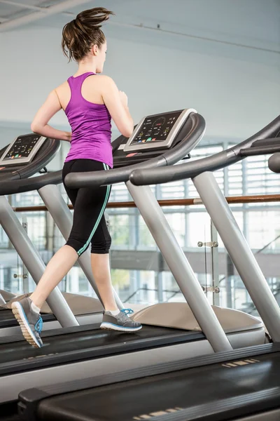 Ajuste morena corriendo en la cinta — Foto de Stock