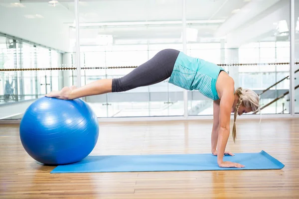 Ajustar prancha loira no tapete com bola de exercício — Fotografia de Stock