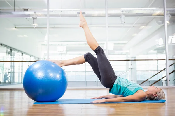 Fit blonde op mat trainen met fitness bal — Stockfoto