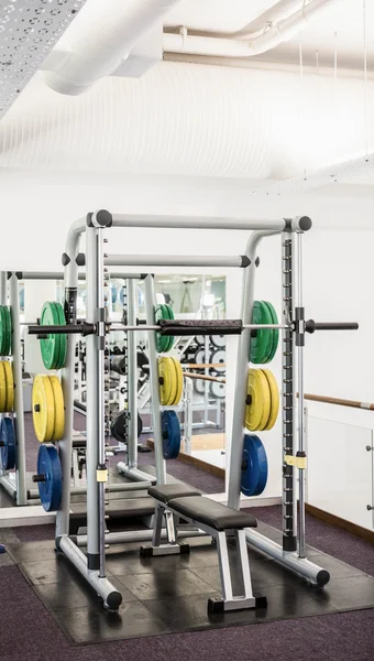 Área de entrenamiento con pesas en el gimnasio — Foto de Stock