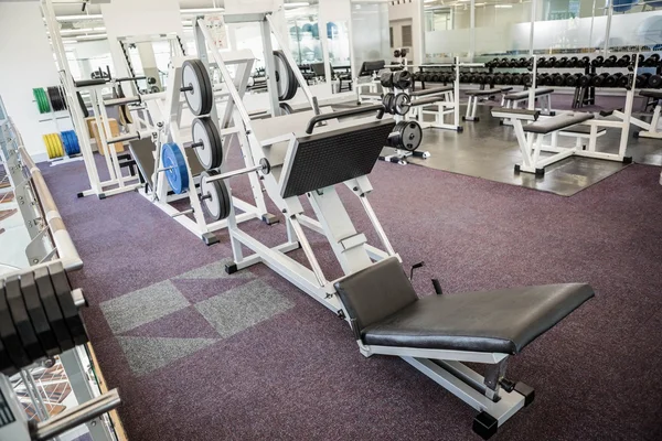 Zone d'entraînement de poids dans la salle de gym — Photo