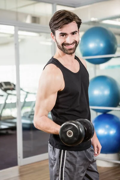 Uomo concentrato che solleva manubri — Foto Stock