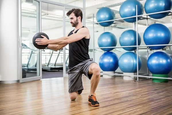 Человек делает упражнения с мячом медицины — стоковое фото