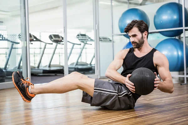 Homem fazendo exercício com bola de medicina — Fotografia de Stock