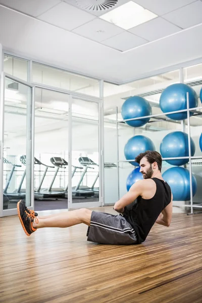 Egzersiz sağlık topu ile yapan erkek — Stok fotoğraf