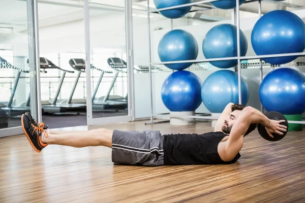 Hombre haciendo ejercicio con balón de medicina —  Fotos de Stock