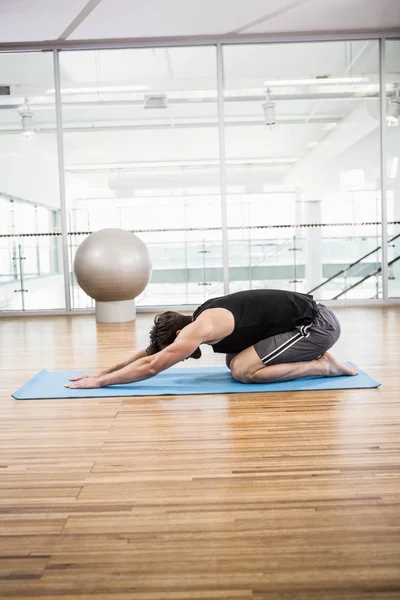 Schöner Mann macht Yoga auf Matte — Stockfoto