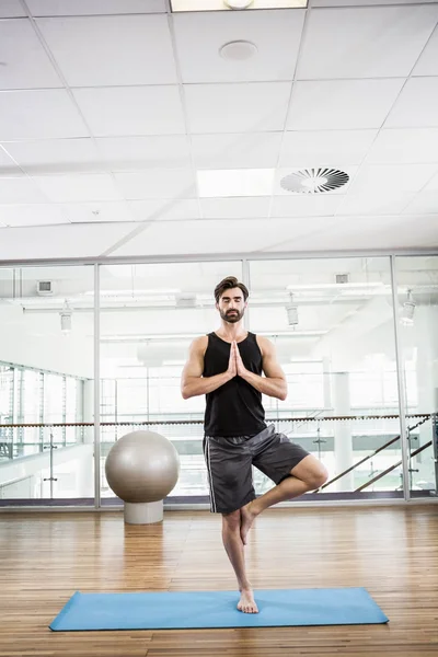 Hombre guapo haciendo yoga en la estera — Foto de Stock