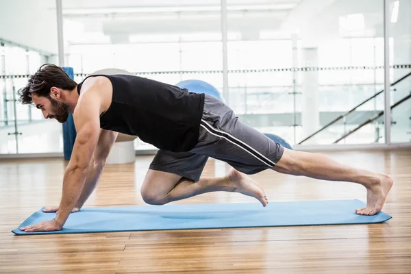 Muscular man doing push up on mat — Stock Photo, Image