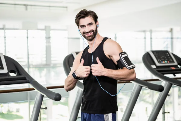 Uomo sorridente mostrando pollici in su — Foto Stock